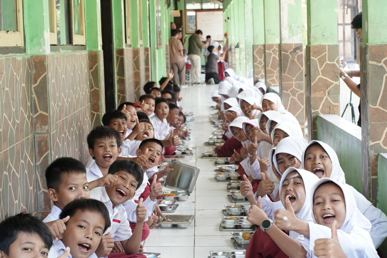 Makan Siang Gratis Di Beberapa Sekolah